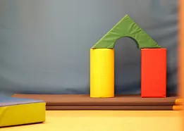 Bild mit Bauklötzen, die ein Tor darstellen