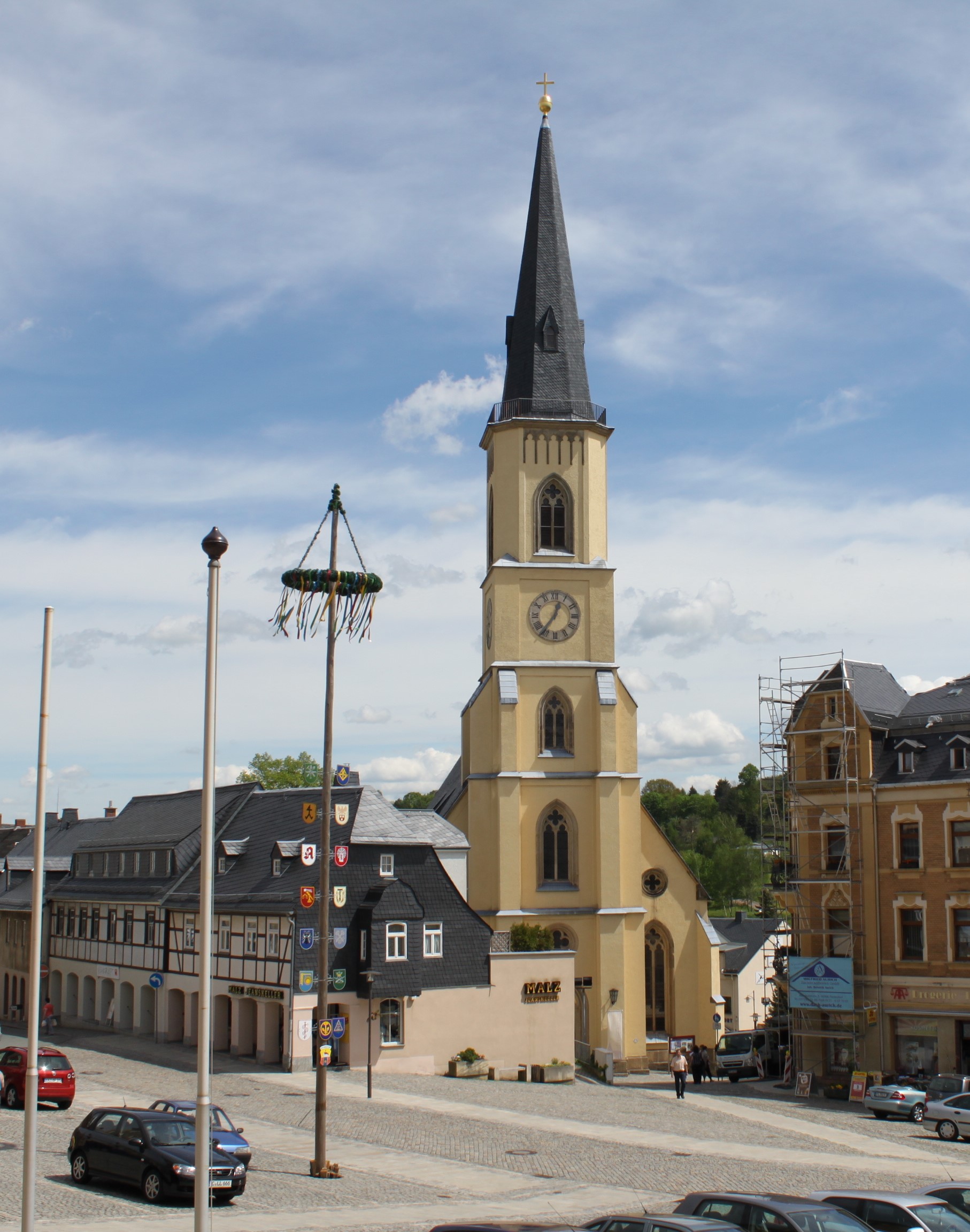 Das Foto zeigt die St. Jakobikirche in Stollberg. Im Vordergrund ist der Markplatz mit zu sehen.